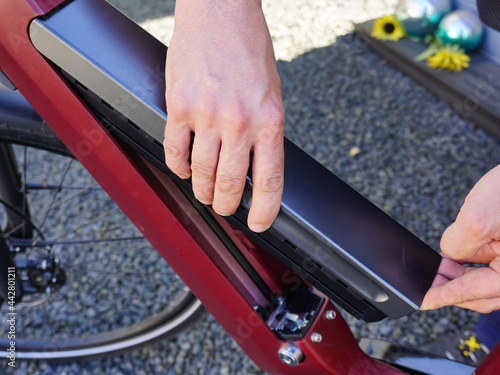 Das Akku für ein E-Bike wird in den Rahmen eingesetzt