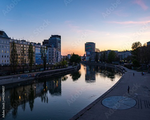 Blick auf den Donaukanal Wien nach Sonnenuntergang