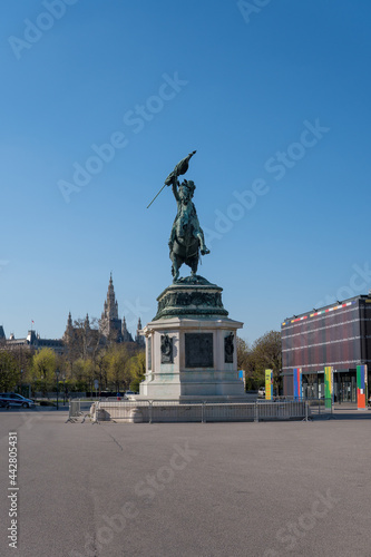 Statue und  interims parlament in Wien © Christian