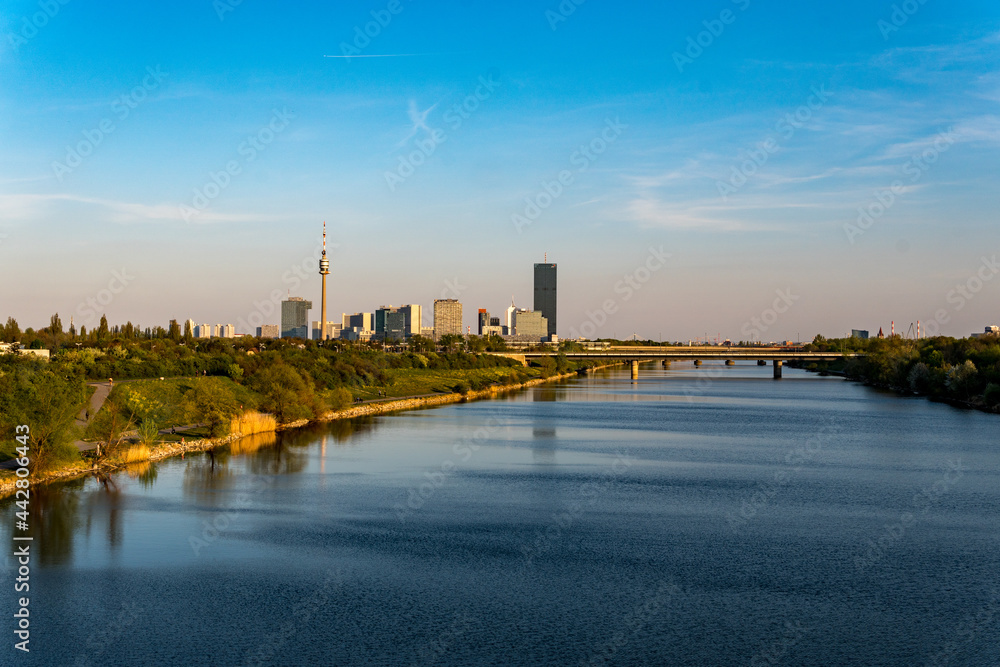 Obraz premium Blick von der Donaubrücke auf die Skyline von Wien