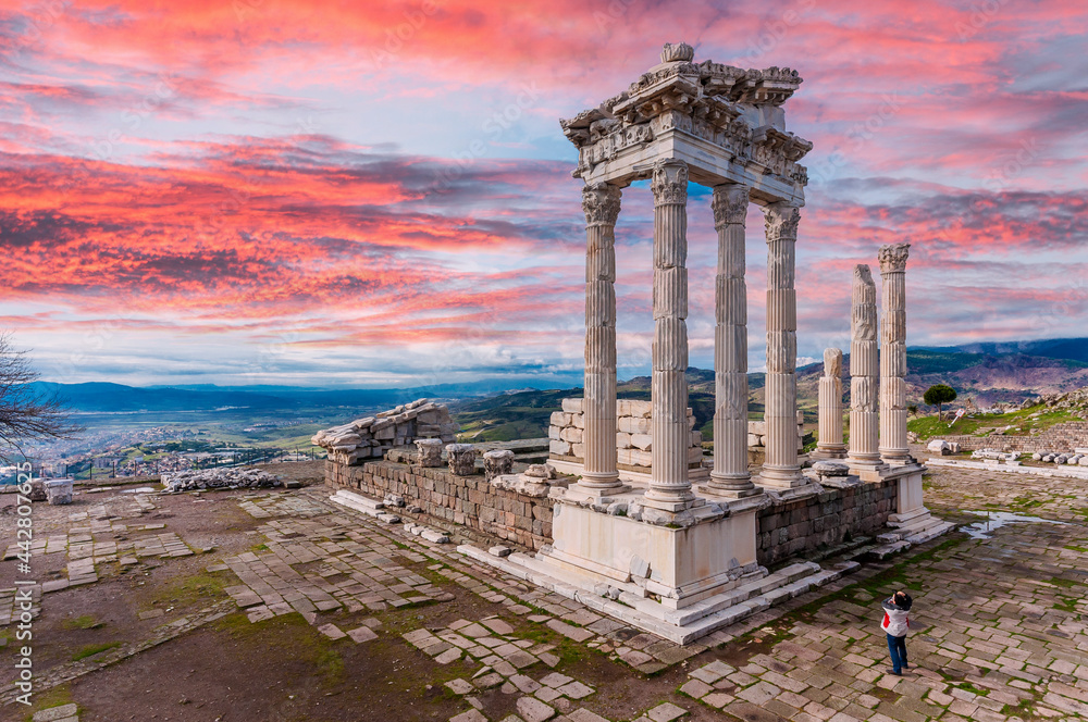 Fototapeta premium The Temple of Trajan in Pergamon Ancient City