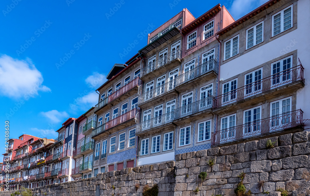 Casario típico da baixa da cidade do Porto na zona histórica do Cais da Ribeira