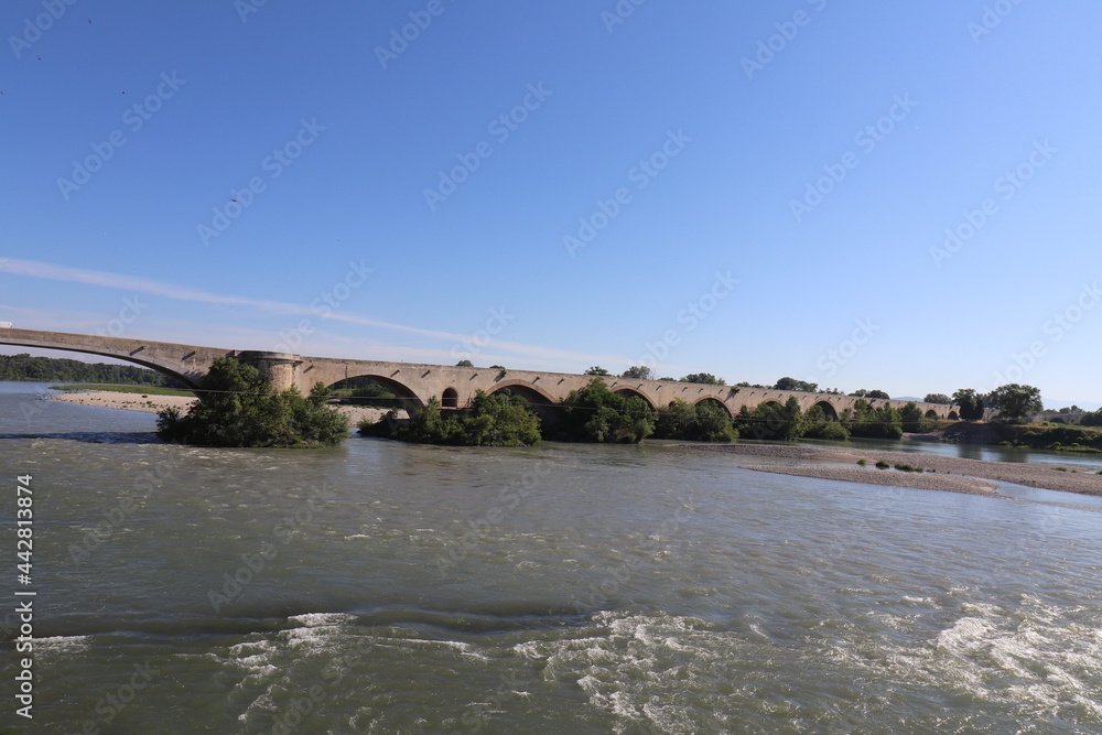 Le pont du Saint Esprit, pont medieval sur le fleuve Rhone, village de