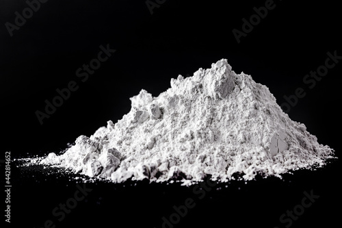 Foto zinc oxide, white powder used as a fungus growth inhibitor in paints and as an a