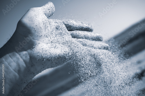 Fotografía Sand flowing through the hand