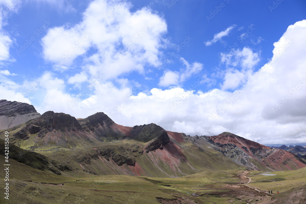 Cerros y montañas en el camino al nevado Ausangate, en los Andes del Perú.