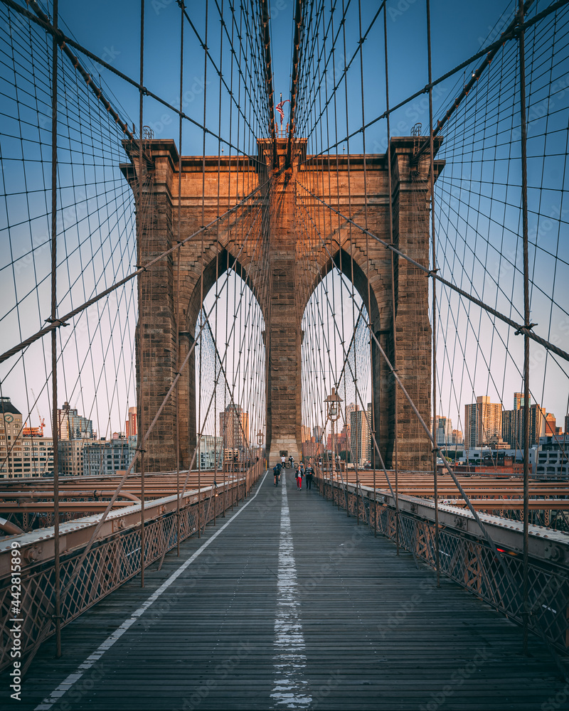 Obraz premium On the Brooklyn Bridge walkway, New York City