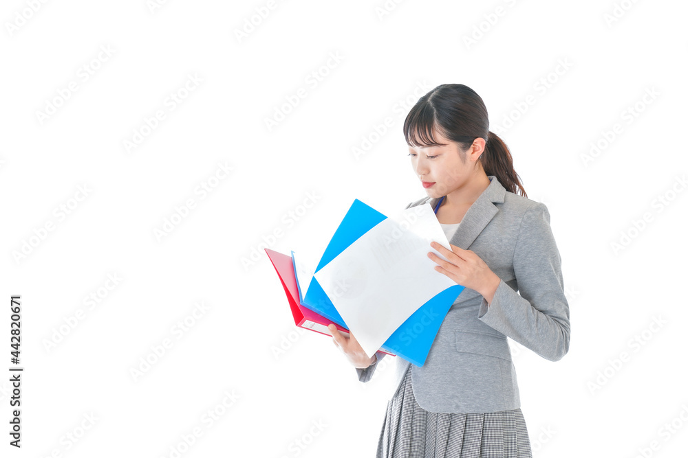 オフィスで書類を確認する若いビジネスウーマン