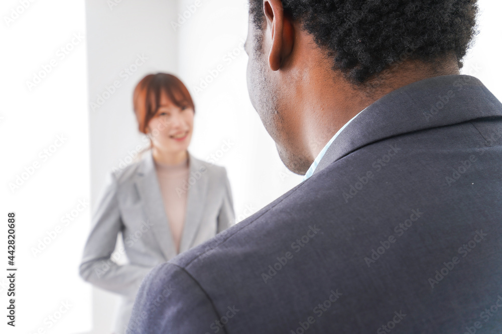 プレゼンテーションをする2人のビジネスパーソン