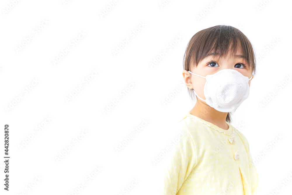マスクをする子ども