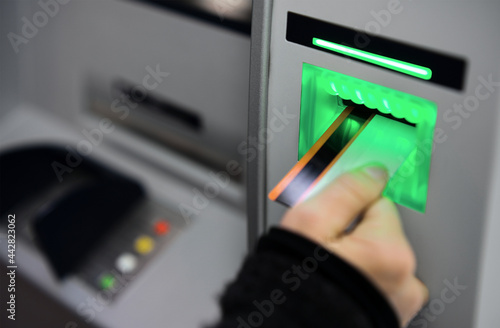 Person hebt Geld am Bankautomat ab Bargeld abheben mit Bankkarte am Geldautomat Kreditkarte