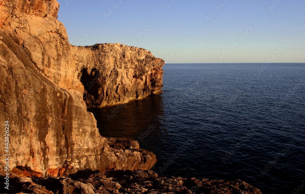 Buscar la calma respirando hondo junto al mar, equilibra mis sentidos Buscar la calma respirando hondo junto al mar, equilibra mis sentidos