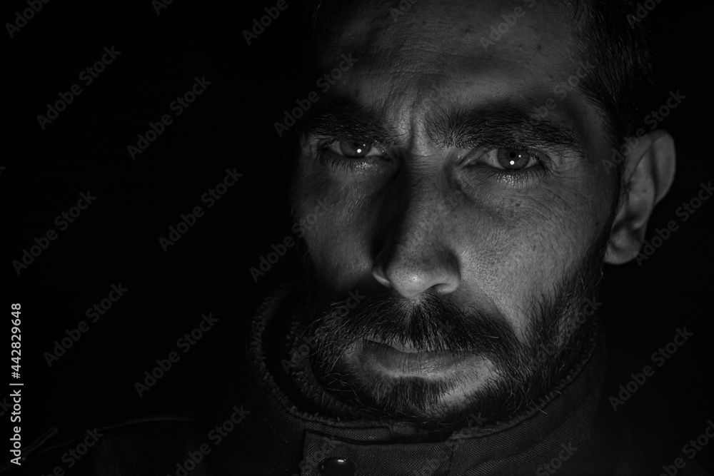 hombre con mirada directa y seño fruncido hombre con mirada directa y seño fruncido