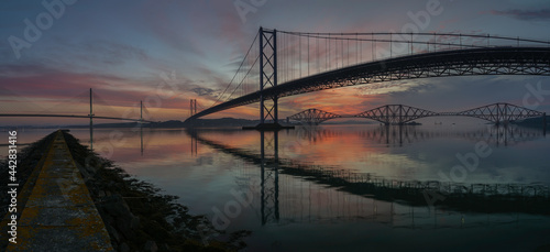 Foto Sunrise over the Forth Bridges from South Queensferry looking towards Fife, Scotland