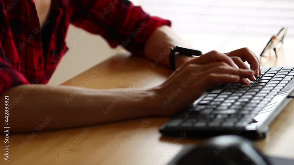 パソコンで作業をする女性の手元 パソコンで作業をする女性の手元