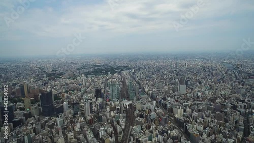 ヘリから撮影された東京の空撮映像