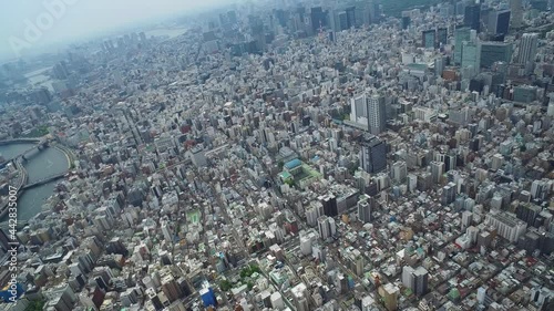 ヘリから撮影された東京の空撮映像