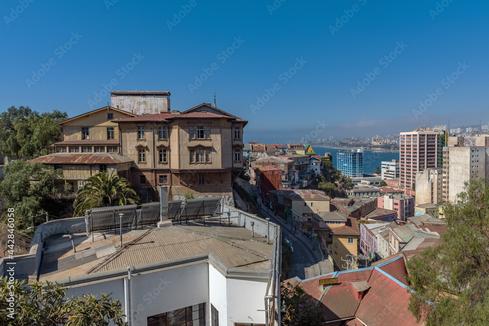 Obraz premium Panoramic view of the houses in the center of Valparaiso, Chile