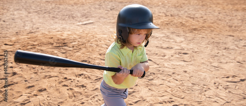Canvas Print Child baseball player focused ready to bat
