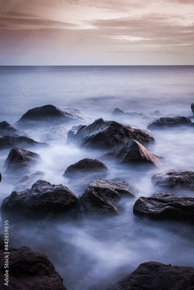 Obraz premium waves on the beach