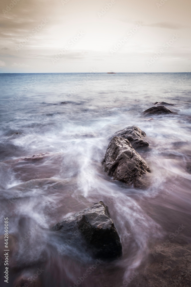 Fototapeta premium waves and rocks