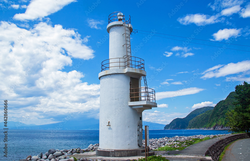 戸田灯台（西伊豆、御浜崎）｜空と海がよく似合う美しい灯台です