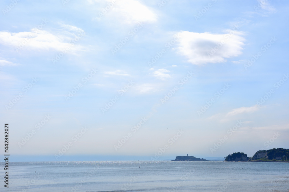 材木座海岸から望む江ノ島