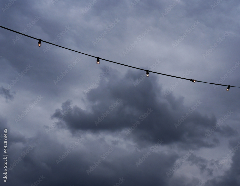 Lichterkette vor grauen Wolken - Gastronomie Biergarten Lichterkette vor grauen Wolken - Gastronomie Biergarten