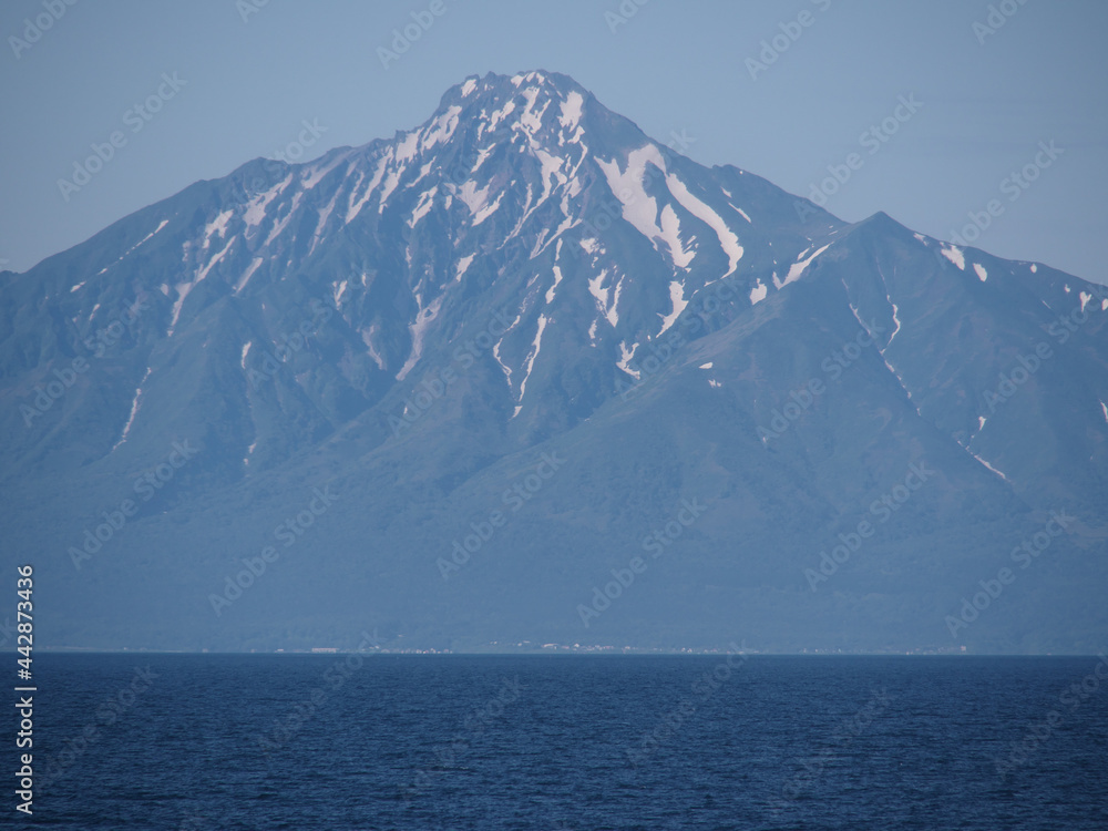 礼文島から見た利尻山