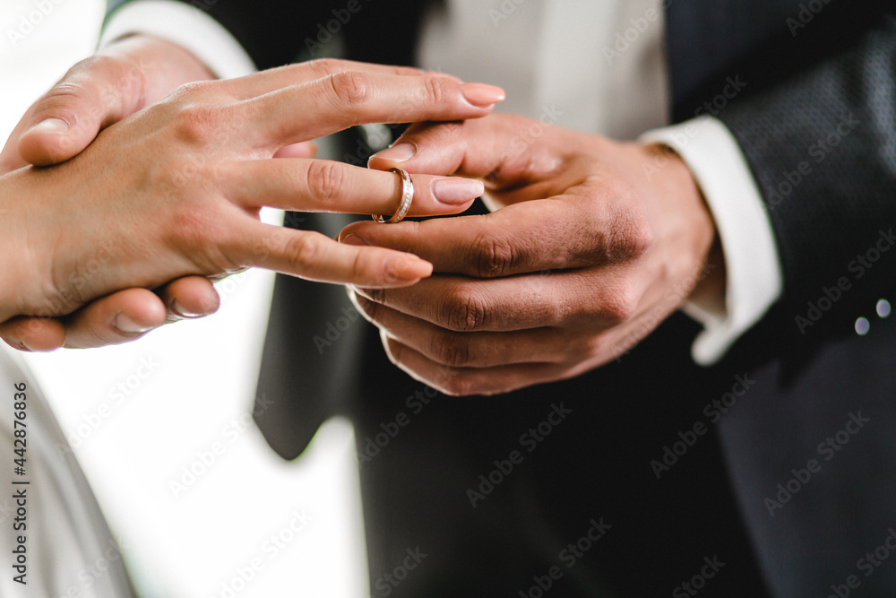 Bräutigam steckt braut den Ring an