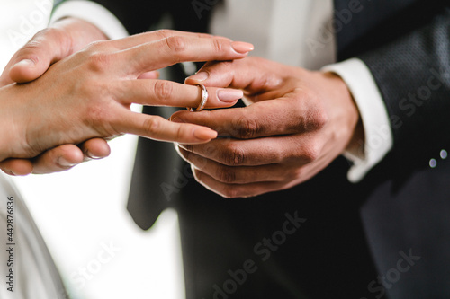 Bräutigam steckt braut den Ring an