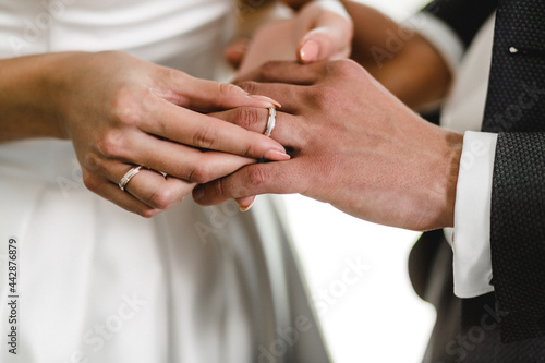 Braut steckt bräutigam Ring an