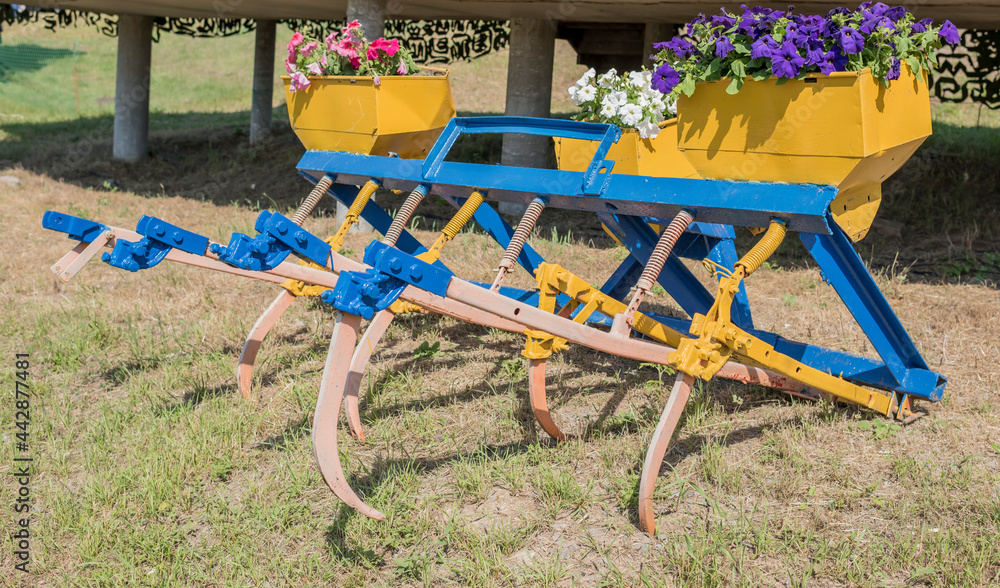 Cultivator for processing agricultural fields Cultivator for processing agricultural fields