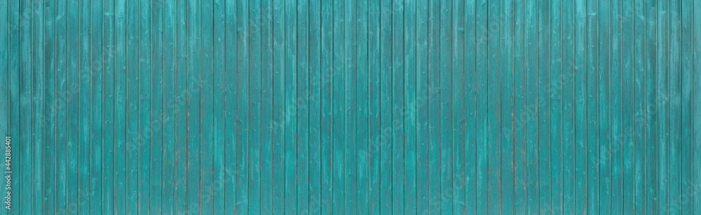 Türkis blau gestrichene, leicht verwitterte Holzwand aus vertikalen Brettern - Panorama Hintergrund Türkis blau gestrichene, leicht verwitterte Holzwand aus vertikalen Brettern - Panorama Hintergrund
