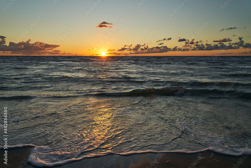 Sonnenuntergang am Horizont über Meer der Ostsee