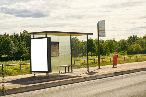 Bushaltestelle auf Dorf mit City Light Poster Mock-Up