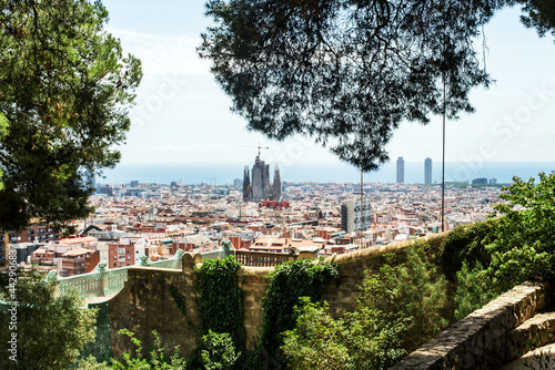 Vistas de la ciudad de Barcelona, España, desde un mirador en un día soleado de verano. photo