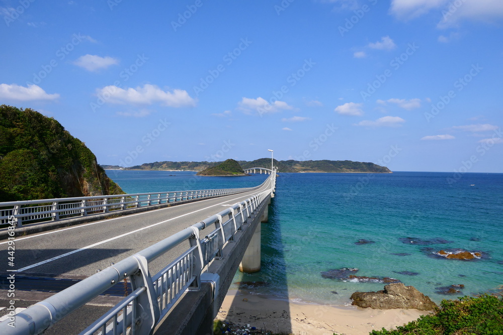 Obraz premium 海士ヶ瀬戸海峡に架かる角島大橋。下関、山口、日本。10月中旬。