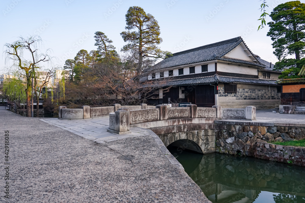 春の朝、静かな倉敷美観地区の街並み（今橋あたり）