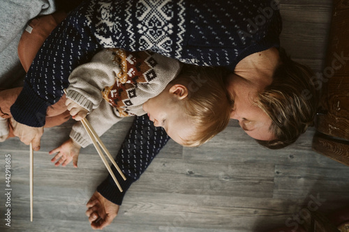 Trött mamma och dotter sover på golv hemma photo