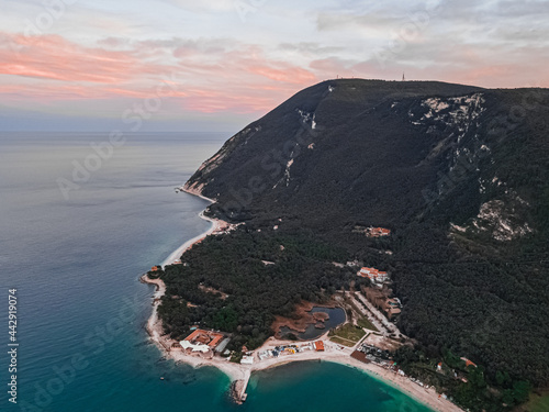 Paesaggio montuoso a strapiombo sul mare con tramonto