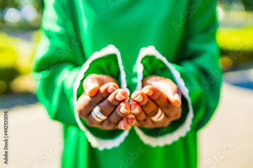 Tableau sur toile close up hands of muslim african american woman in green dress