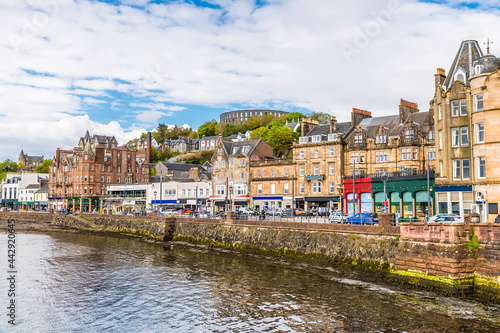 Canvas Print A view along the seafront in the town of Oban, Scotland on a summers evening
