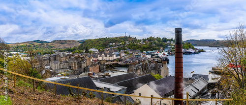 Photo A view over the roof tops above the town and port of Oban, Scotland on a summers