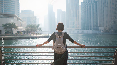 Photography Happy young female traveler in the big city of Dubai, UAE