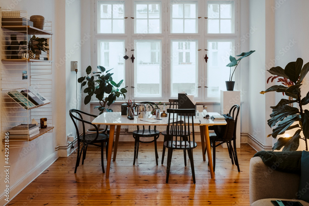 Matbord med stolar står vid fönster hemma Matbord med stolar står vid fönster hemma