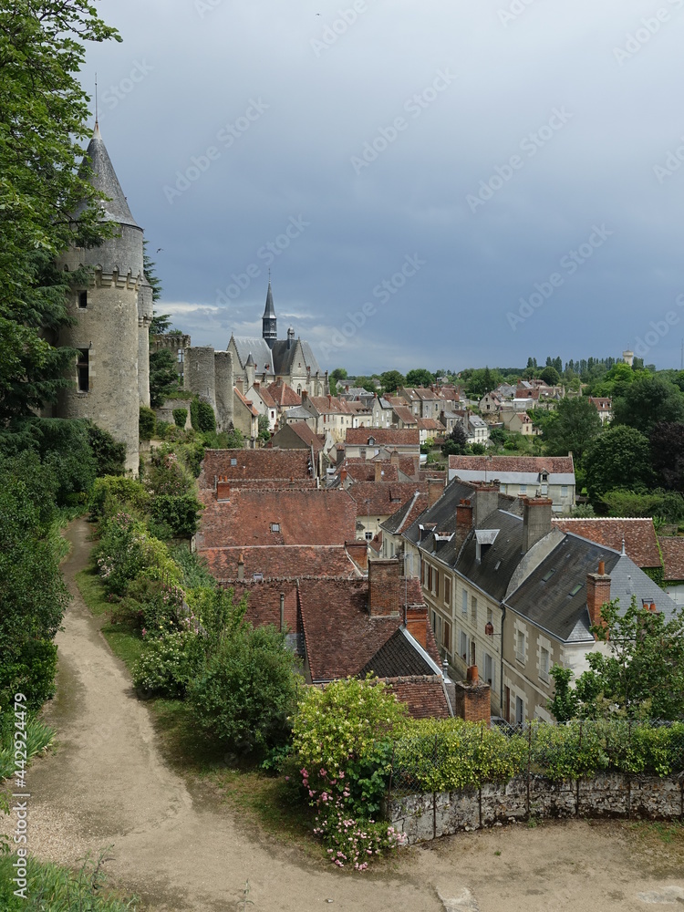 Vue de Montrésor, commune française du département d'Indre-et-Loire en région Centre-Val de Loire. Château, construit au début du XIᵉ siècle à l'extrémité d'un éperon rocheux surplombant la vallée de 