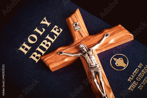 Φωτογραφία cross on the bible