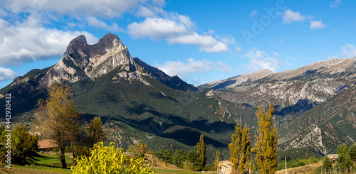 La montaña singular del Pedraforca en Cataluña, rodeada de un paisaje natural con colores de otoño, en Octubre de 2020. © acaballero67