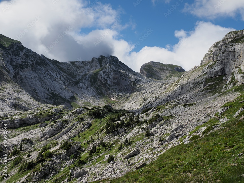 rochers des deux soeurs dans le massif du vercors, secteur de la grande moucherolle